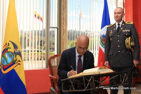 President Michel Martelly signe le Livre d'Or de l'Ecolemilitaire Eloy Alfaro en Equateur