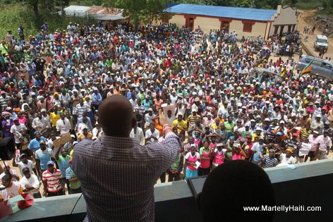 President Michel Martelly s'adressant a une foule immense