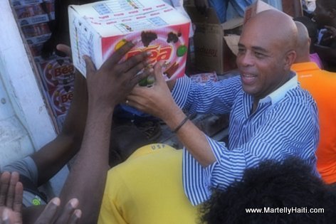 PHOTO: Cap-Haitien - President Martelly ap distribue manje bay moun ki sinistre nan inondation an