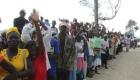 La population de Guibe accueillant President Michel Martelly