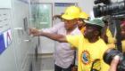 President Michel Martelly avec un technicien de l'EDH