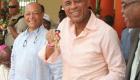 President Martelly exhibant la clef de la ville de Hinche