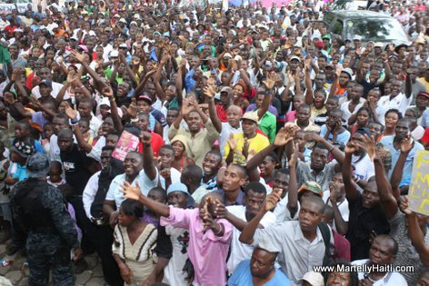 Vue partielle de la foule a Grande-Riviere-du-Nord - Visite du President Martelly