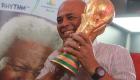Trophée de la Coupe du monde de footbal dans les mains du président Matelly