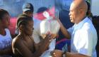 Haiti President Martelly ap distribye kits alimentaire nan Bois-Neuf