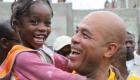 President Martelly kenbe yon ti piti fi, yo tou le de ap souri