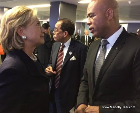 Le Chef de l'Etat en conversation avec l'ex-Secr taire d'Etat am ricaine, Mme Hillary Clinton,en marge des fun railles de Nelson Mandela, en Afrique d