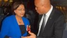 Le Chef de l'Etat, en conversation avec le Premier ministre de Trinidad & Tobago, Mme Kamla Persad-Bissessar, dans l'avion vers Johanesburg (Afrique d