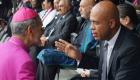 Salutations d'usage entre president Martelly et l'Eveque des Cayes Emmanuel Lafond