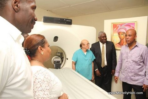 President Martelly ap gade yon Body CT (CAT Scan) Machine andedan Hopital OFATMA des Cayes Haiti