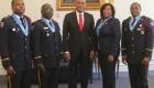 President Martelly posant avec les quatre gradués Haitiens du College Interamericain de Defense (CID)