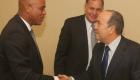 Des hommes d 'affaires panameens accueillant President Michel Martelly