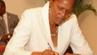 Haiti - Juge Wendelle Coq signe le Procès verbal de la cérémonie