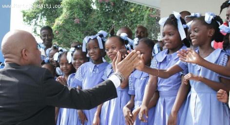 PHOTO: Haiti - President Martelly ap salue elev yo pou ouveti lekol la